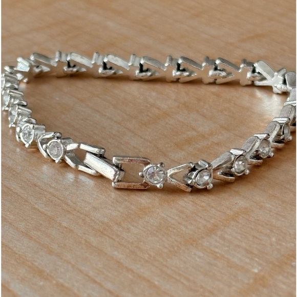 Avon 7 in bracelet/ silver tone/ fold over clasp / clear rhinestones - Picture 1 of 7